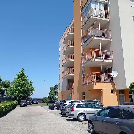 Viktória ~vízparti ~ Medencés ~ Apartman