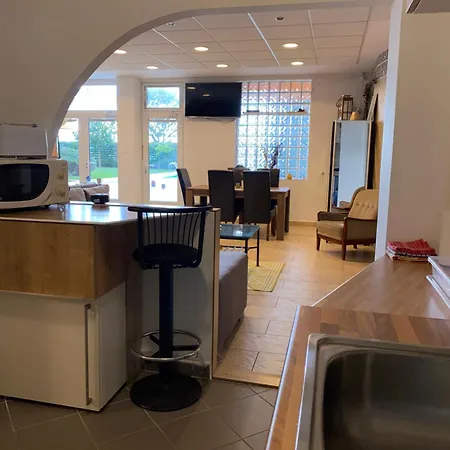 Viktória ~vízparti ~ Medencés ~ Apartman
