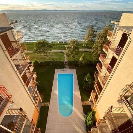 Viktória ~vízparti ~ Medencés ~ Apartman *