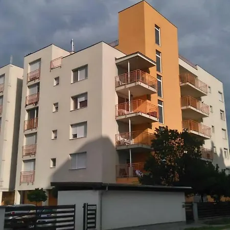 Viktória ~vízparti ~ Medencés ~ Apartman Apartman